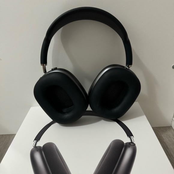 SOLD Airpods Max Space Gray with Box - Picture 6 of 9